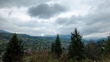 Karpatlar, Ukrayna. Dağların manzarası. Dağlar karla kaplı..