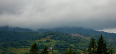 Sisteki dağların manzarası.