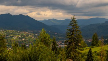 Karpat Dağları 'ndaki güzel dağ manzarası yaz günü