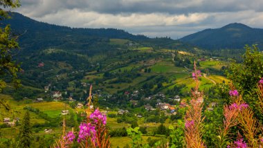 Karpatya dağlarındaki dağların rengarenk manzarası