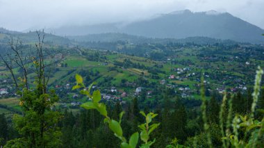 Kuzey Kafkasya dağlarındaki köyün manzarası.
