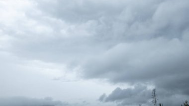 Karanlık gökyüzünde kara fırtına bulutları