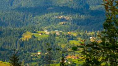 Karpatlar 'ın köyündeki dağın tepesinden manzara