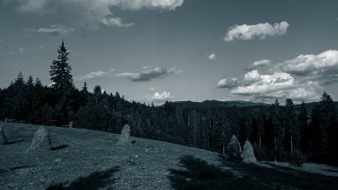 Dağları olan güzel bir manzara. Doğa, seyahat, tatil