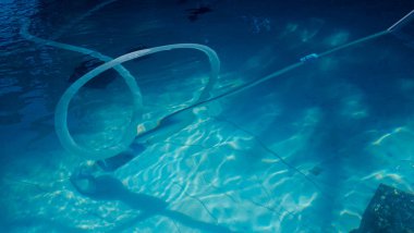 Sualtı dalışı. Yüzme havuzunun dibinde..