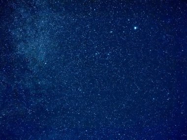 Arkasında yıldızlar olan Samanyolu Galaksisi