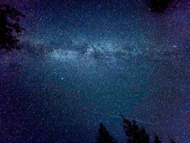 Karanlık gökyüzündeki sütlü yıldızlar