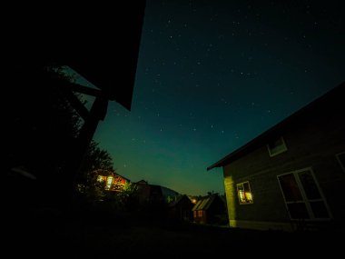 Dağlardaki yıldızların gece manzarası