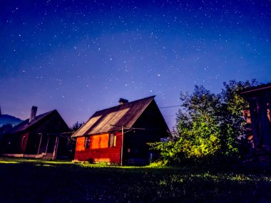 Yıldızlı ve aylı güzel gece gökyüzü