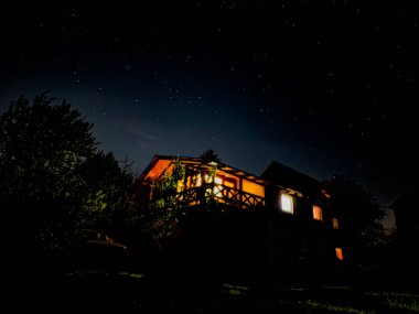 Bulutlu güzel gece gökyüzü