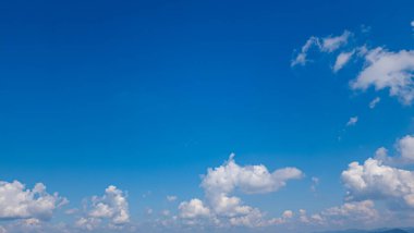 mavi gökyüzü ve güzel bulutlar arka plan