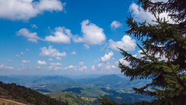 Mavi gökyüzü ile güzel dağ manzarası