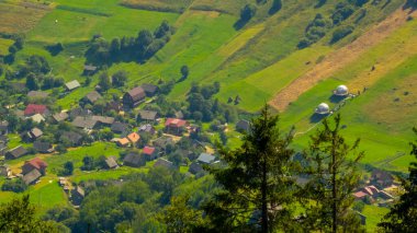 Dağlardaki köyün manzarası