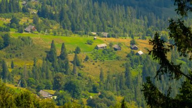 Dağlardaki dağ köyü. Yaz manzarası