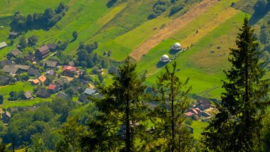 İtalyan Alpleri 'nin köyünden manzara