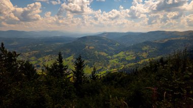 Karpatların dağ köyünün manzarası
