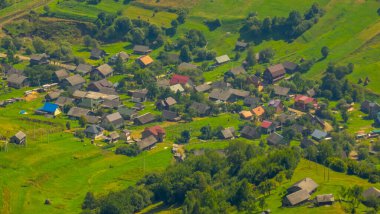 Dağın tepesinden bak.