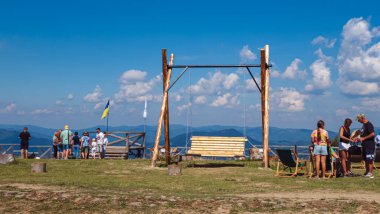 Kumsaldaki insanlar.