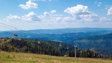 Karpatlar 'ın dağlarında teleferik, Ukrayna