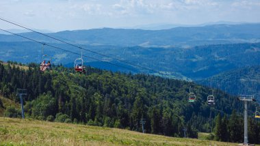 Dağlarda teleferikler.