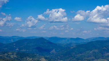 Yazın Ukraynalı Karpatların güzel dağları. Güneşli hava, bulutlar. hava aracı görünümü.