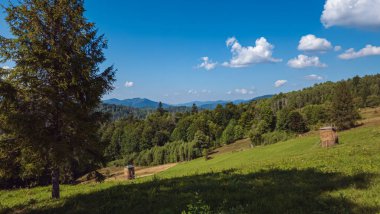 Dağlarla güzel bir manzara.