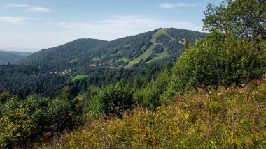 Dağların ve köyün manzarası