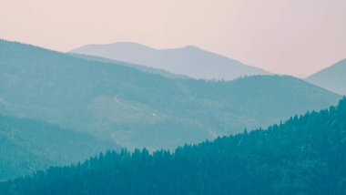 Sonbahar mevsiminde Karpat dağlarında güzel dağlar