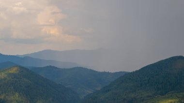 Karpat Dağları 'ndaki sıradağların manzarası