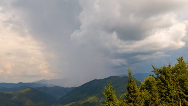 Güzel manzara. Dağlar, dağlar ve bulutlu gökyüzü..