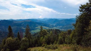 Dağ sırası olan güzel bir manzara.