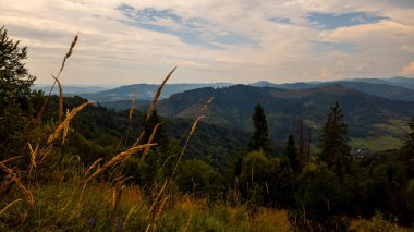Dağları ve bulutları olan güzel bir manzara