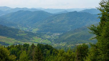 Dağları ve mavi gökyüzü olan güzel bir manzara.