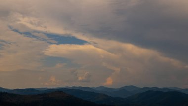 Dağları ve bulutları olan güzel bir manzara