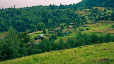 Rusya 'nın kuzeyindeki dağlarda küçük bir köy. Köy dağlarda.