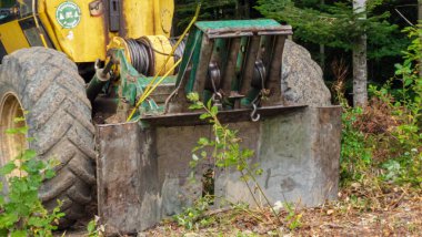 Ormandaki paslı traktör.