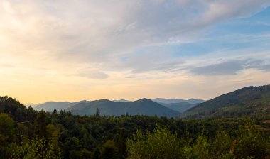 Karpat dağlarında güzel gün batımı, Ukrayna