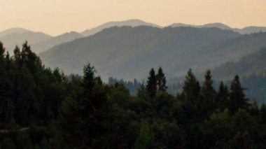 Dağları ve bulutları olan güzel bir manzara