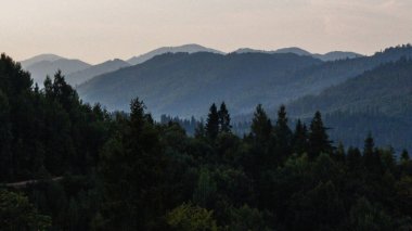 Dağları ve bulutları olan güzel bir manzara