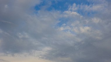 Bulutlu mavi gökyüzü