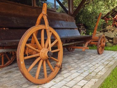 Köyde eski bir araba.