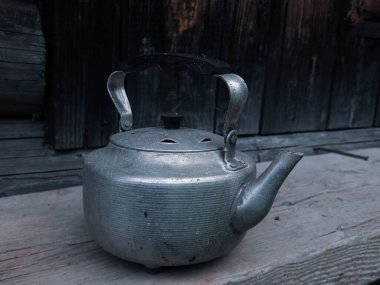 Eski ahşap evde çaydanlık.