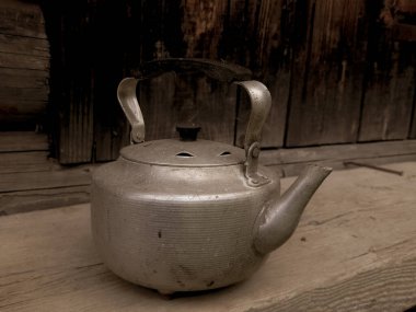 Mutfakta eski ahşap çaydanlık