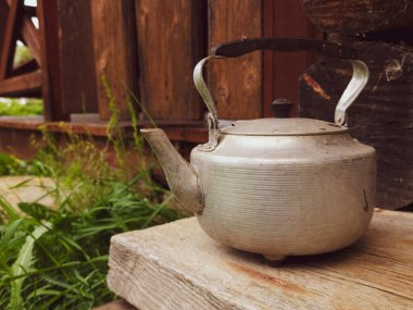 Yeşil çimlerin üzerinde çaydanlık.