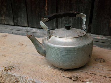 Kırsal ahşap zemin zemininde eski bir çaydanlık.