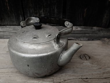 Ahşap arka planda eski metal çaydanlık