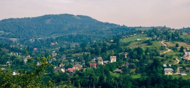 Yazın Karpatlar 'ın köyünün manzarası