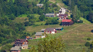 Karpatlar. Dağlardaki Karpatların köyü..