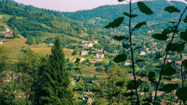 Bir dağ köyü olan güzel bir manzara.