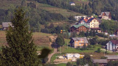 Evleri ve dağları olan güzel bir manzara